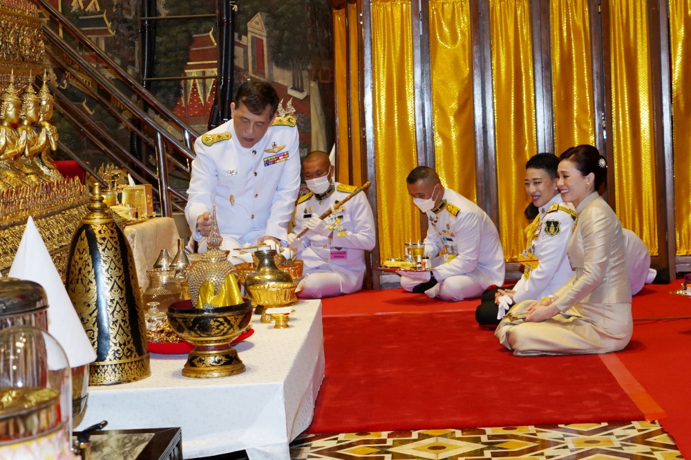 เปลี่ยนเครื่องทรงฤดูร้อน