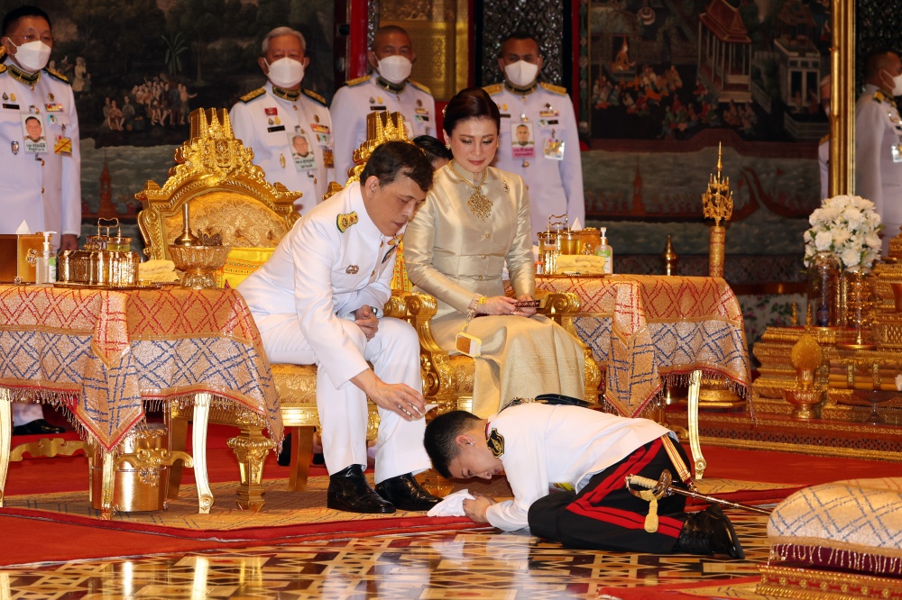 เปลี่ยนเครื่องทรงฤดูร้อน