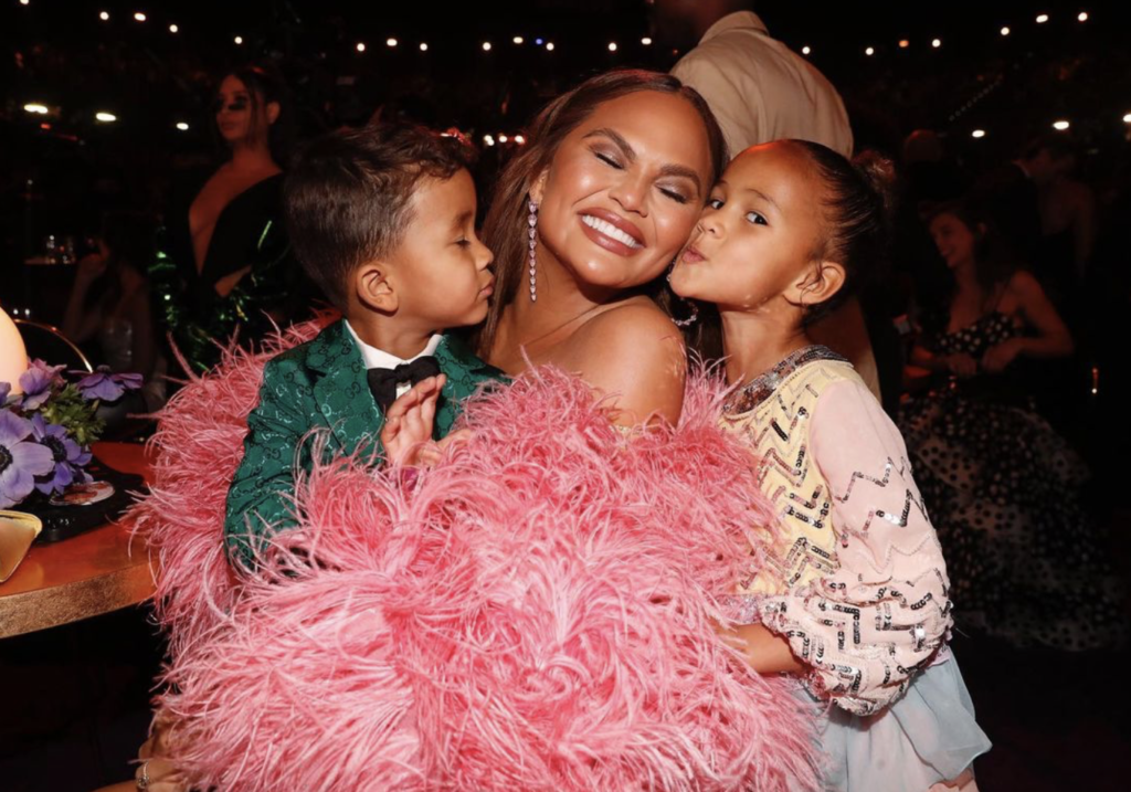 ลุคสีชมพูจากเวที Grammy Awards
