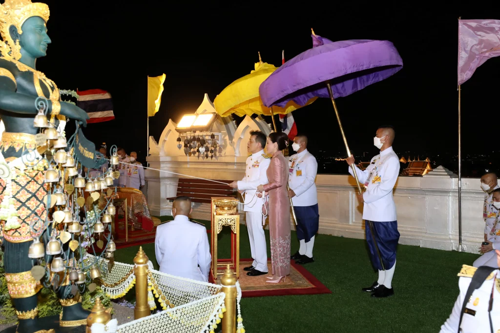 ในหลวง – พระราชินี