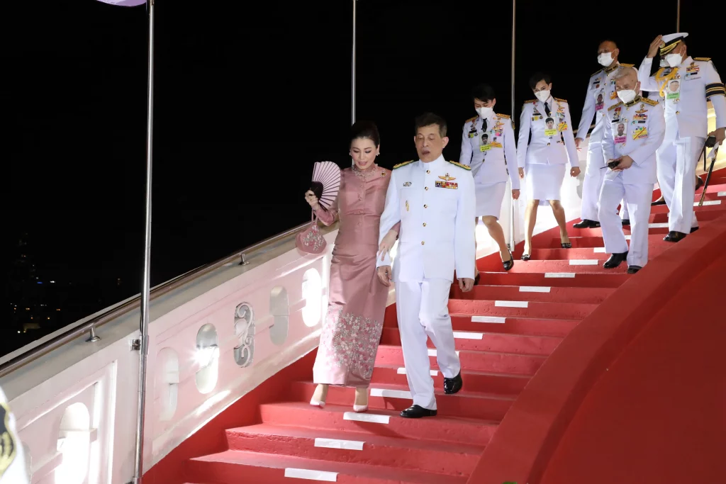 ในหลวง – พระราชินี